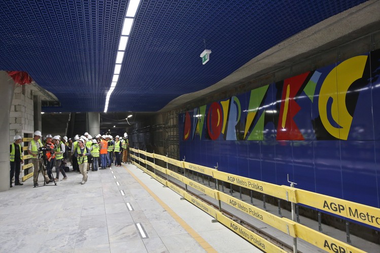 Stacja Dworzec Wileński utrzymana jest w ciemnoniebieskiej tonacji. Metro połączone jest z dworcem kolejowym 85-metrowym przejściem podziemnym. To najdłuższe przejście w Warszawie. <br><br>Fot. (mr) PAP/Rafał Guz