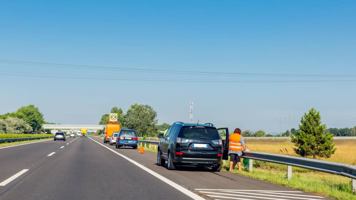 Când ai voie să oprești pe banda de urgență pe autostradă și greșeala care îți suspendă permisul 90 de zile
