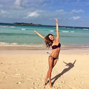 Gisele Bündchen büszkén mutogatja tökéletes millió dolláros alakját.
