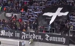 Niemieccy kibice uczcili pamięć zmarłego neonazisty [WIDEO]