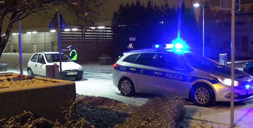 Nielegalny zlot miłośników "jazdy bokiem" na parkingu centrum handlowego M1 w Markach