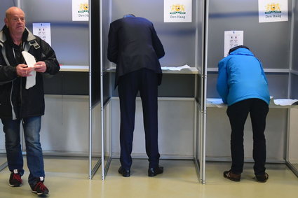 Głosowanie na lotniskach, dworcach, a nawet na imprezach. Tak wyglądają wybory w Holandii
