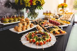 Szybkie i łatwe koreczki imprezowe. 10 pomysłów na przekąski [PRZEPISY]