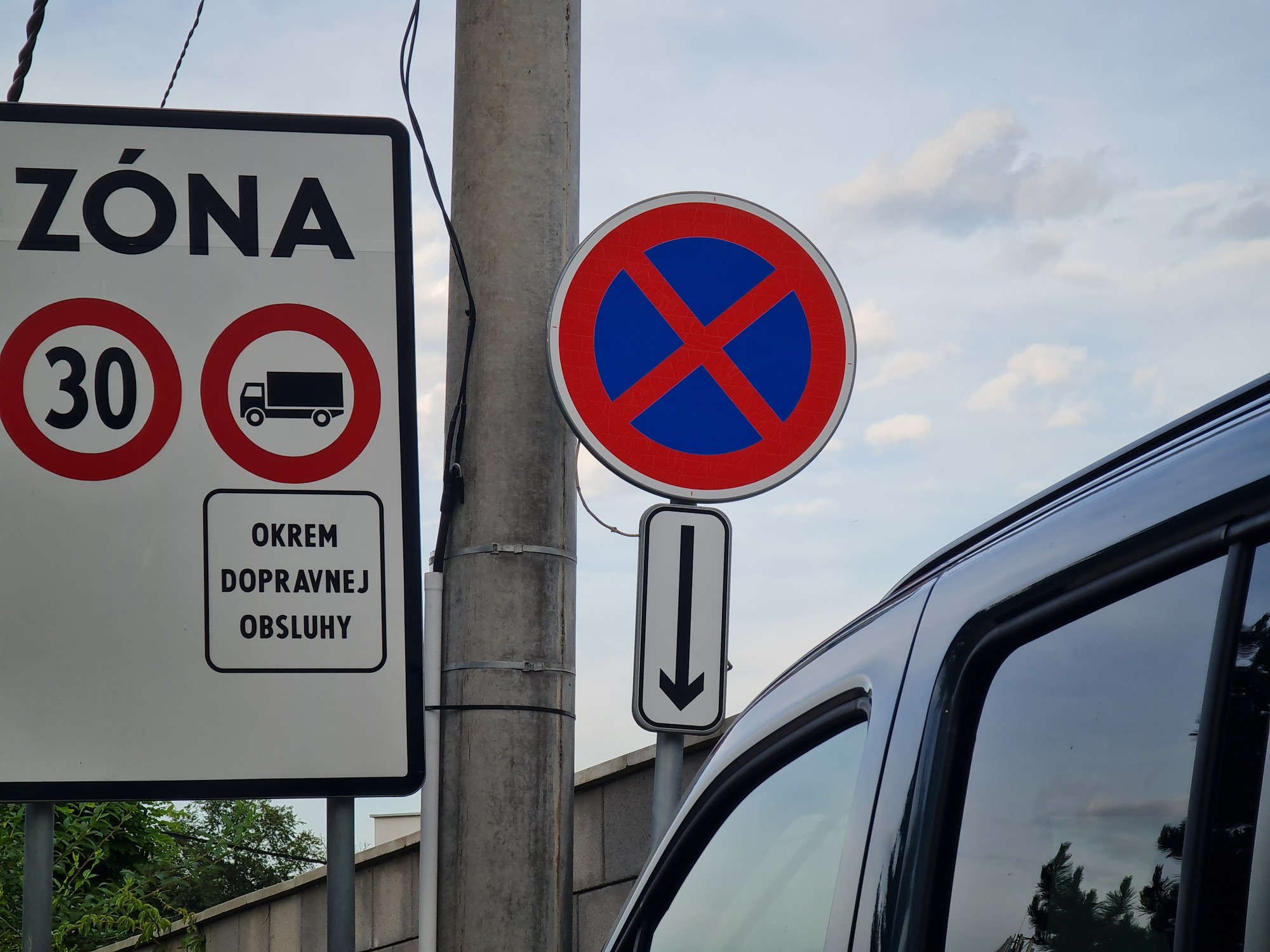 Dopravná značka ZÓNY v obci Malinovo.