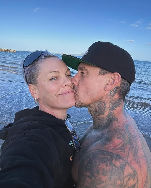Speváčka Pink a motokrosový jazdec Carey Hart.