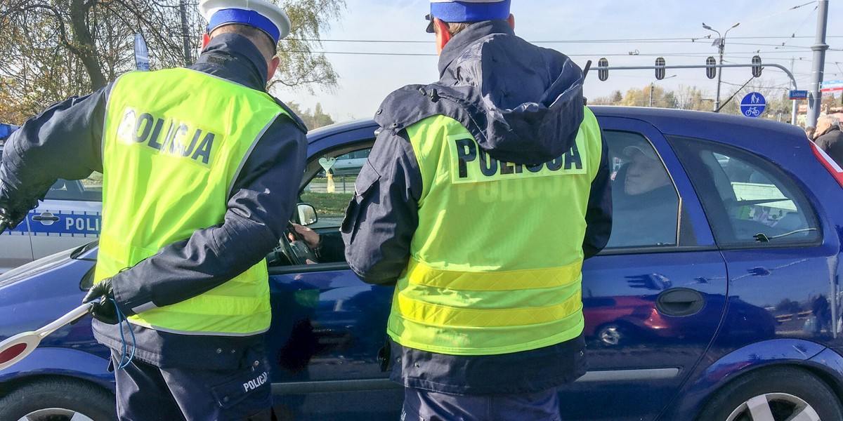 Starosta, wydając decyzję o zatrzymaniu prawa jazdy, jest związany informacją przekazaną przez policję.