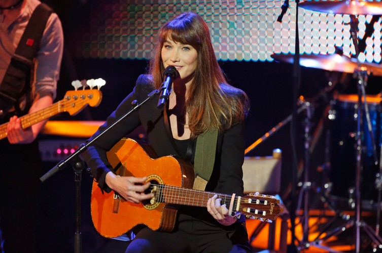 Carla Bruni podczas występu na gali German Echo – 21 marca 2013