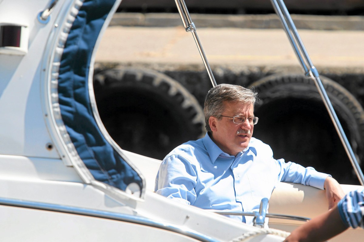 Bronisław Komorowski na jachcie w Kołobrzegu. Zdjęcie z 2010 roku