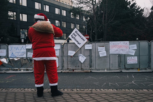 Prokuratura zajęła się blokadą Sejmu. Będą kary za utrudnianie wyjazdu posłom?