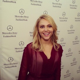 AnnaSophia Robb nagy mosollyal a Mercedes-Benz Fashion Weeken.