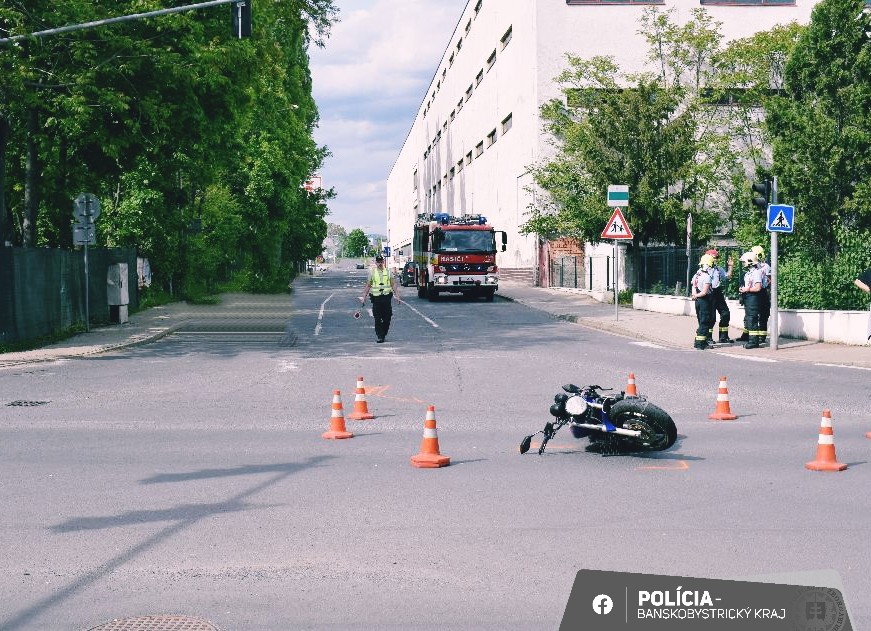 Muž po vplyvom drog spôsobil v Lučenci dopravnú nehodu.