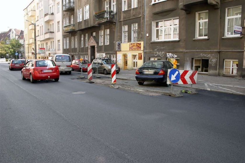 Samochód przeszkadza w remoncie ulicy