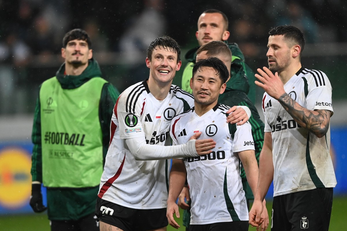 Piłkarze Legii Warszawa: Marc Gual (2L), Ryoya Morishita (2P) i Paweł Wszołek (P) cieszą się po wygranym rewanżowym meczu 1/8 finału Ligi Konferencji z Molde FK