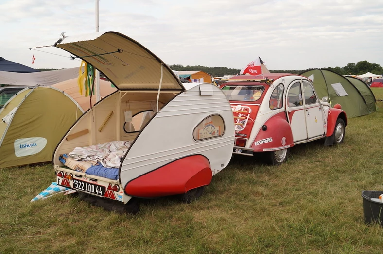 Samochód – oczywiście 2CV, z sypialną przyczepą w podobnym stylu.