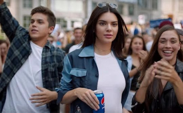 Konsumenci oburzeni reklamą Pepsi z Kendall Jenner. Firma przeprasza i wstrzymuje emisję