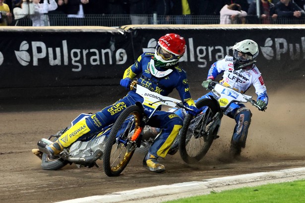 Mikkel Michelsen (kask czerwony) z Motoru Lublin i Janusz Kołodziej (biały) z Fogo Unii Leszno podczas meczu Ekstraligi