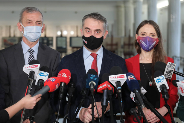 Warszawa, 18.11.2021. Prezes Związku Nauczycielstwa Polskiego Sławomir Broniarz (L) oraz posłowie Lewicy Krzysztof Gawkowski (C) i Agnieszka Dziemianowicz-Bąk (P) podczas konferencji prasowej po spotkaniu ZNP i KP Lewica.