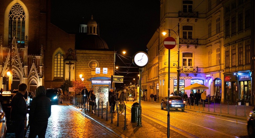 Tegoroczna Krakowska Noc Poezji odbędzie się w terminie 6-8 października. Współpracujące z miastem instytucje kultury, kluby, księgarnie, galerie i organizacje pozarządowe na 13. edycję inicjatywy przygotowały ponad 70 wydarzeń w różny sposób nawiązujących do motywu przewodniego – milczenia i ciszy w poezji.