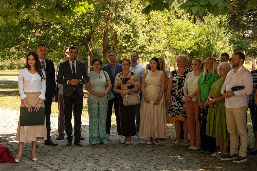 Spomen-ploča sa tekstom u Kruševcu, znak sećanja na stradale u Drugom svetskom ratu