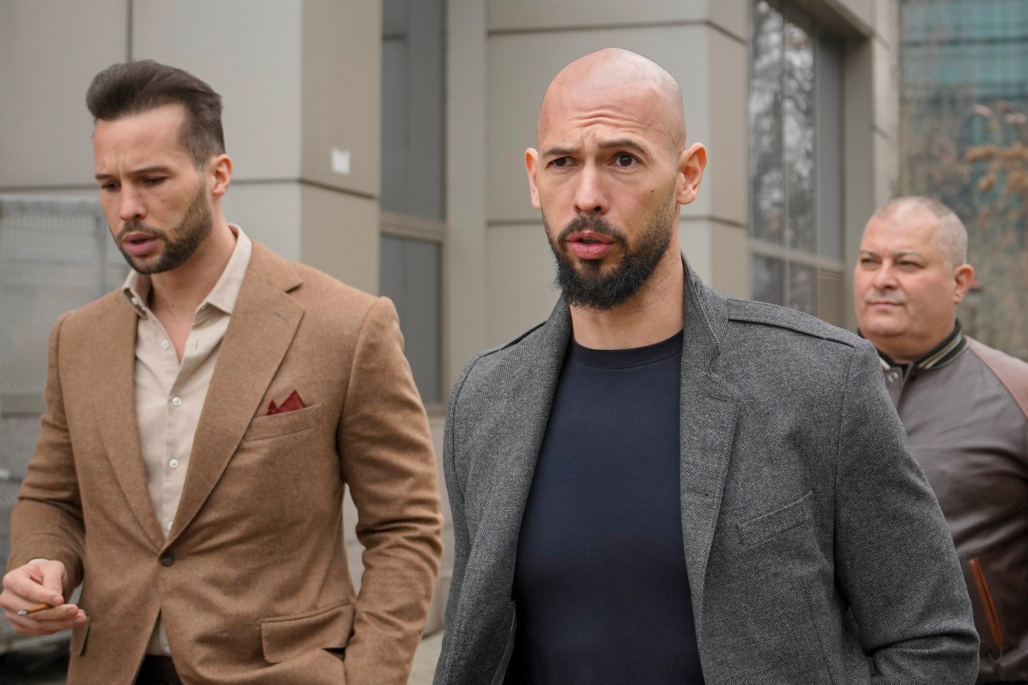 Andrew Tate a jeho brat Tristan odchádzajú 29. februára z tribunálu v Bukurešti.