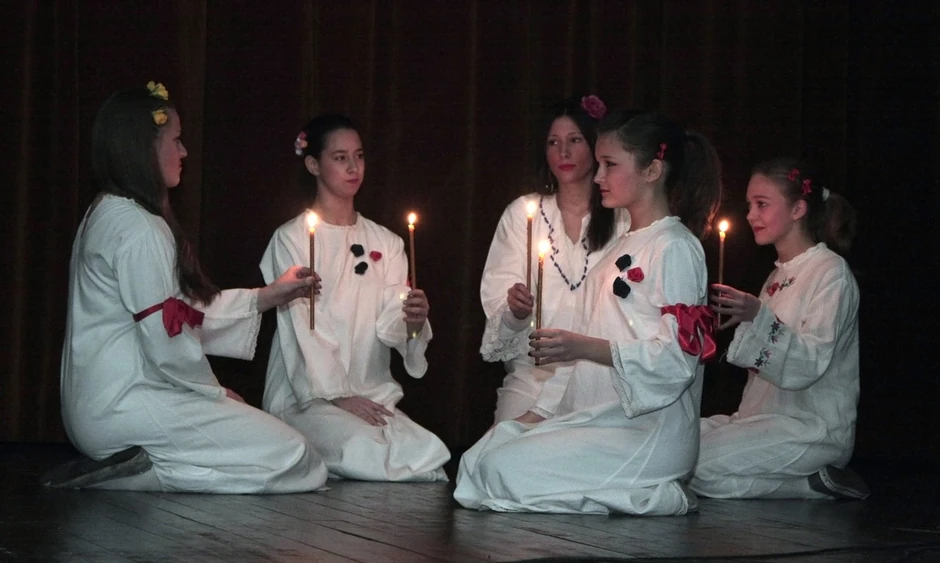 Tokom pesme "Jare moje" učenice su držale sveće