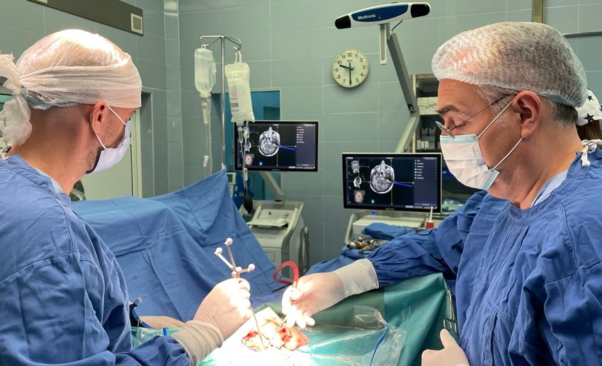 Operacija mozga pacijenta u budnom stanju