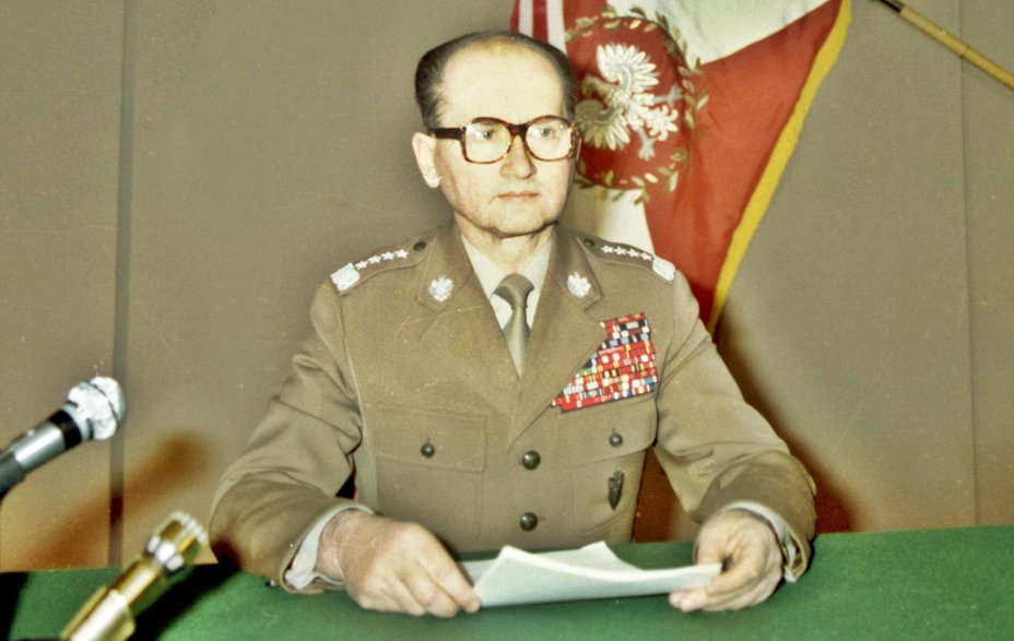 Wojciech Jaruzelski przygotowujący się do odczytania przemówienia informującego o wprowadzeniu stanu wojennego; Warszawa, 13 grudnia 1981 r.