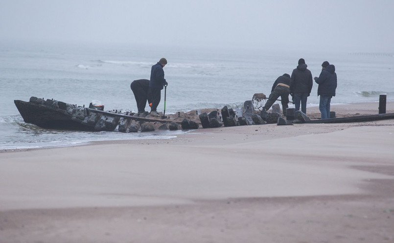 Wrak XIX-wiecznego statku zostanie oczyszczony z piasku, przeprowadzone zostanie skanowanie 3D i po oznakowaniu, wrak zostanie częściowo przetransportowany na teren Mariny w Kamieniu Pomorskim. Nad prawidłowym przebiegiem prac czuwają specjaliści z Muzeum Historii Ziemi Kamieńskiej.