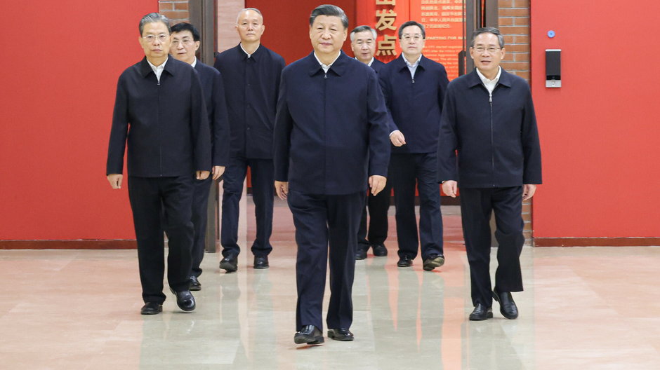 Xi Jinping z członkami Stałego Komitetu Biura Politycznego Komitetu Centralnego KPCh, 27 października 2022 r.