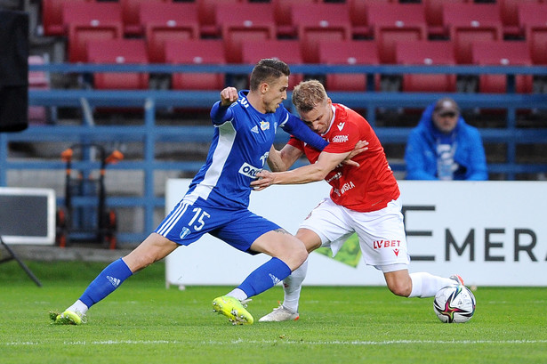 Piłkarz Wisły Kraków Sebastian Ring (L) w walce o piłkę z zawodnikiem Wisły Płock Kristianem Vallo (L)