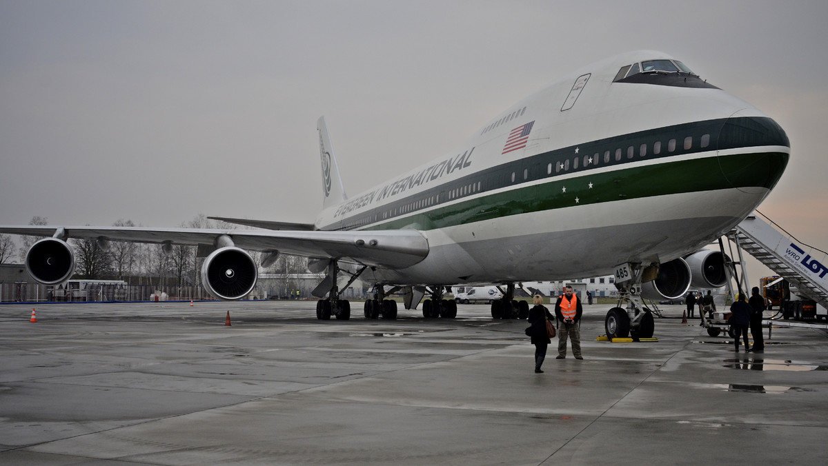 Jeden z największych samolotów świata - Boeing 747, znany, jako Jumbo Jet - niespełna dobę przebywał na wrocławskim lotnisku - Strachowice. Maszyna obsługująca Polski Kontyngent Wojskowy w Afganistanie we wtorek rano odleciała do bazy lotniczej w Bagram.