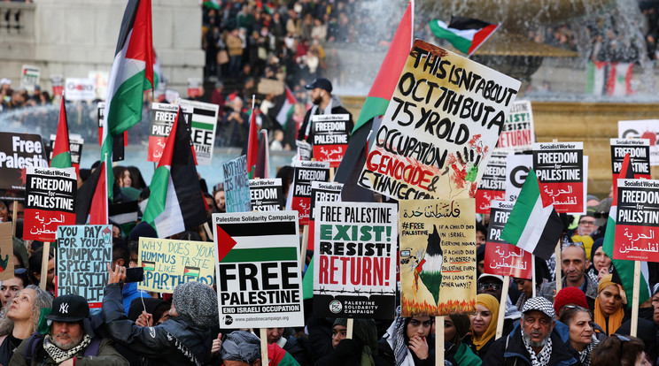 Palesztinokat támogató tüntetők a londoni Trafalgar téren /Fotó: MTI/EPA/Andy Rain