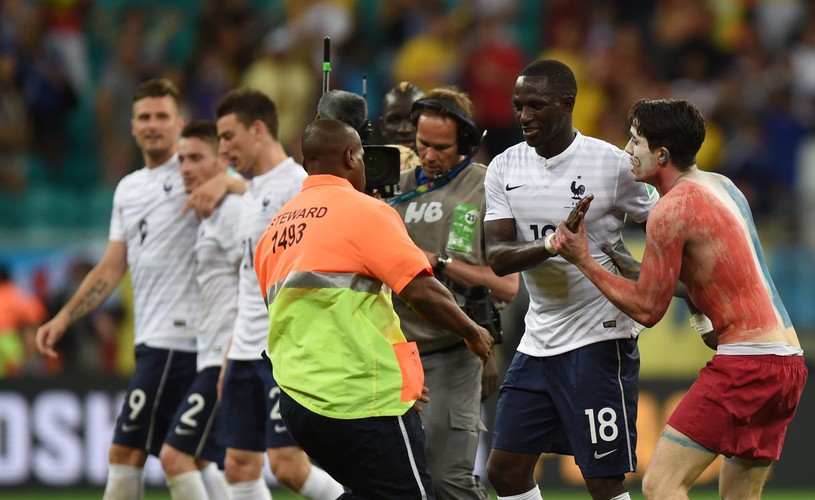 Golas wbiegł na boisko po meczu Szwajcaria - Francja