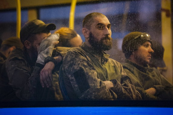 Obrońcy Azowstalu podczas ewakuacji. Jak twierdzi rosyjskie Ministerstwo Obrony, ponad 260 ukraińskich żołnierzy poddało się i złożyło broń w maju. Część z nich wróciła już do Ukrainy w ramach wymiany jeńców. Inni do dziś przebywają w rosyjskiej niewoli. 17.05.2022 r.