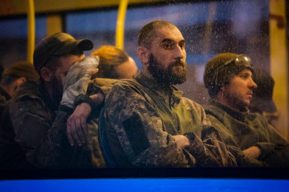 Obrońcy Azowstalu podczas ewakuacji. Jak twierdzi rosyjskie Ministerstwo Obrony, ponad 260 ukraińskich żołnierzy poddało się i złożyło broń w maju. Część z nich wróciła już do Ukrainy w ramach wymiany jeńców. Inni do dziś przebywają w rosyjskiej niewoli. 17.05.2022 r.