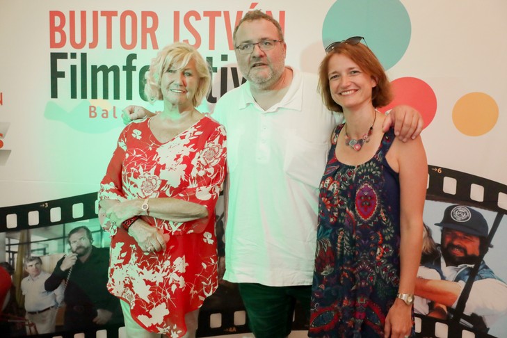 Bujtor István özvegye, Judit (balra), illetve fia, Balázs és lánya, Anna is támogatják, hogy legyen újabb szobor /Foró: Grnák László