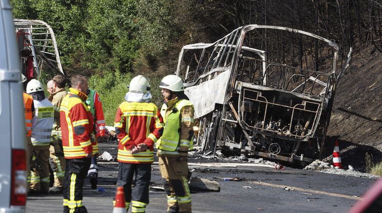 A helyszínre érkező tűzoltó 
nem hitte volna, hogy bárki 
túlélheti a tragédiát/Fotó:MTI