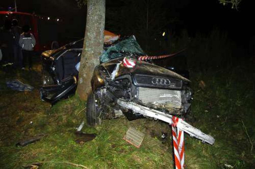 Audi wbiło się w drzewo. Śmierć młodych chłopaków. Drastyczne zdjęcia