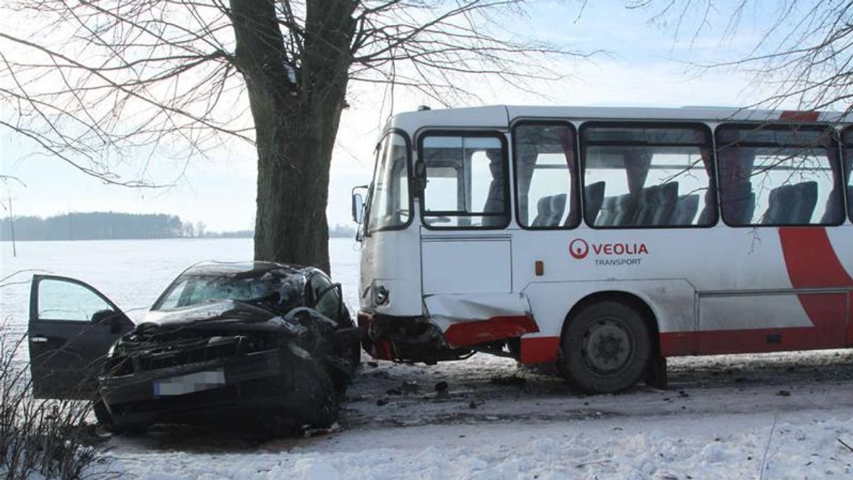 Nie pomogła wolna jazda i zimowe opony. Kiedy na prostej drodze pomiędzy Charzynem a Ołużną (woj. zachodniopomorskie) opel pana Tomasza Falinkiewicza (30l.) miał wymijać autobus, kierowca lekko wcisnął hamulec. Niestety, auto wpadło w poślizg i bokiem uderzyło w autokar. Obaj kierowcy winą za wypadek obarczają drogowców. A drogowcy odpowiadają że... przecież musi być ślisko.