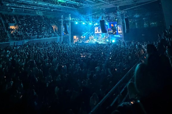 EMOTIVNA SCENA NA KONCERTU SAŠE MATIĆA U OSIJEKU Obratio se publici: "Prisetimo se zajedno velikih ljudi"