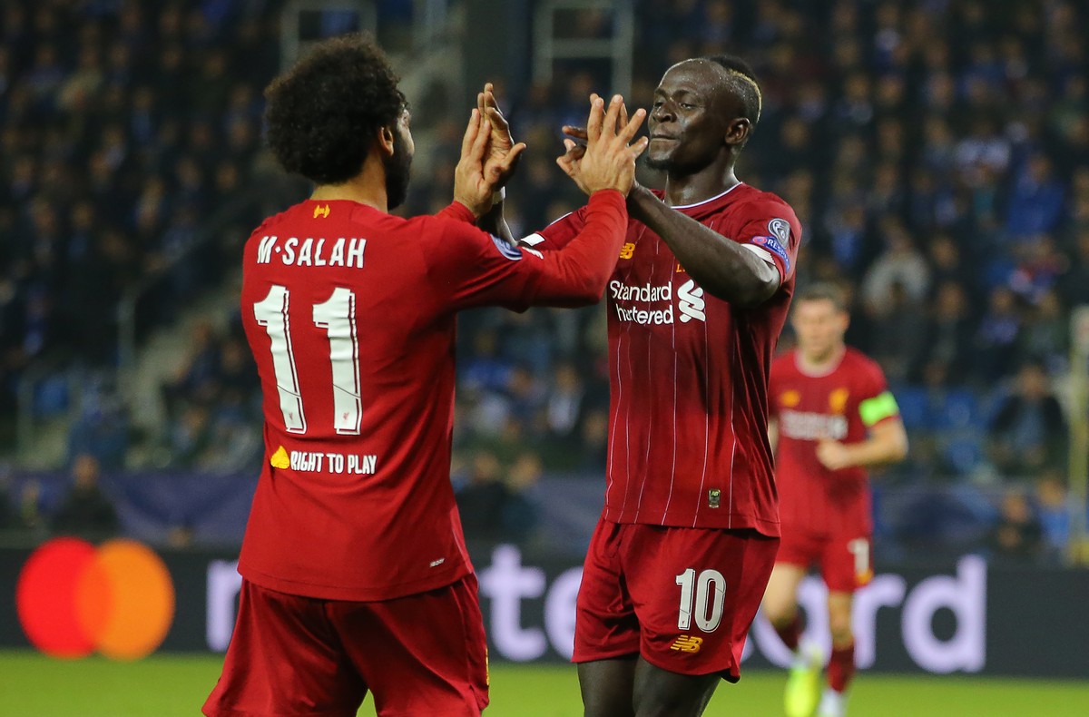 Piłkarze Liverpoolu Mohamed Salah (L) i Sadio Mane (P)