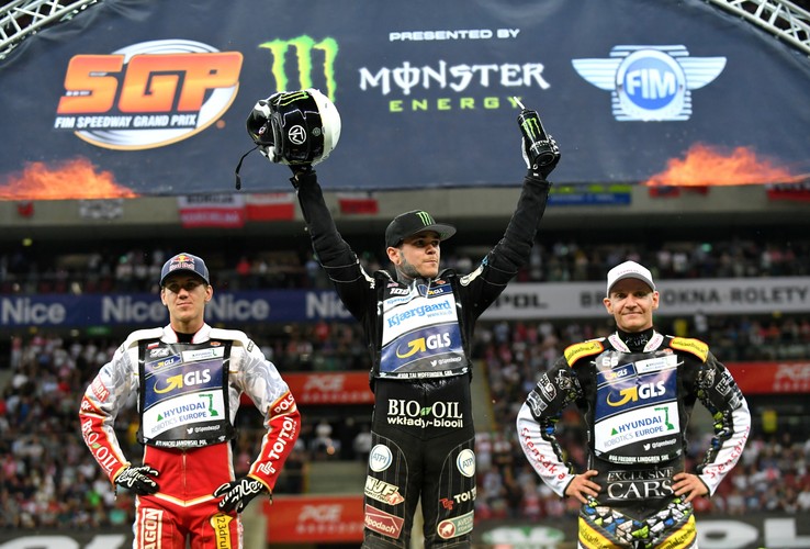 Brytyjczyk Tai Woffinden (C) wygrał żużlowe Grand Prix Polski w Warszawie. Drugie miejsce zajął Polak Maciej Janowski (L), a trzecie Szwed Fredrik Lindgren (P)