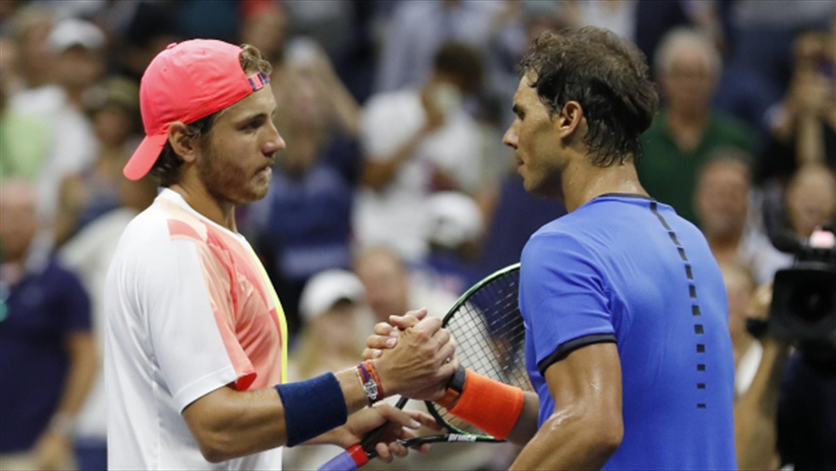 Lucas Pouille sprawił w niedzielę ogromną niespodziankę eliminując z US Open dwukrotnego triumfatora imprezy, Rafaela Nadala. 22-letni Francuz pokonał rozstawionego z czwórką Hiszpana 6:1, 2:6, 6:4, 3:6, 7:6(6) i po raz drugi w karierze awansował do ćwierćfinału w Wielkim Szlemie.