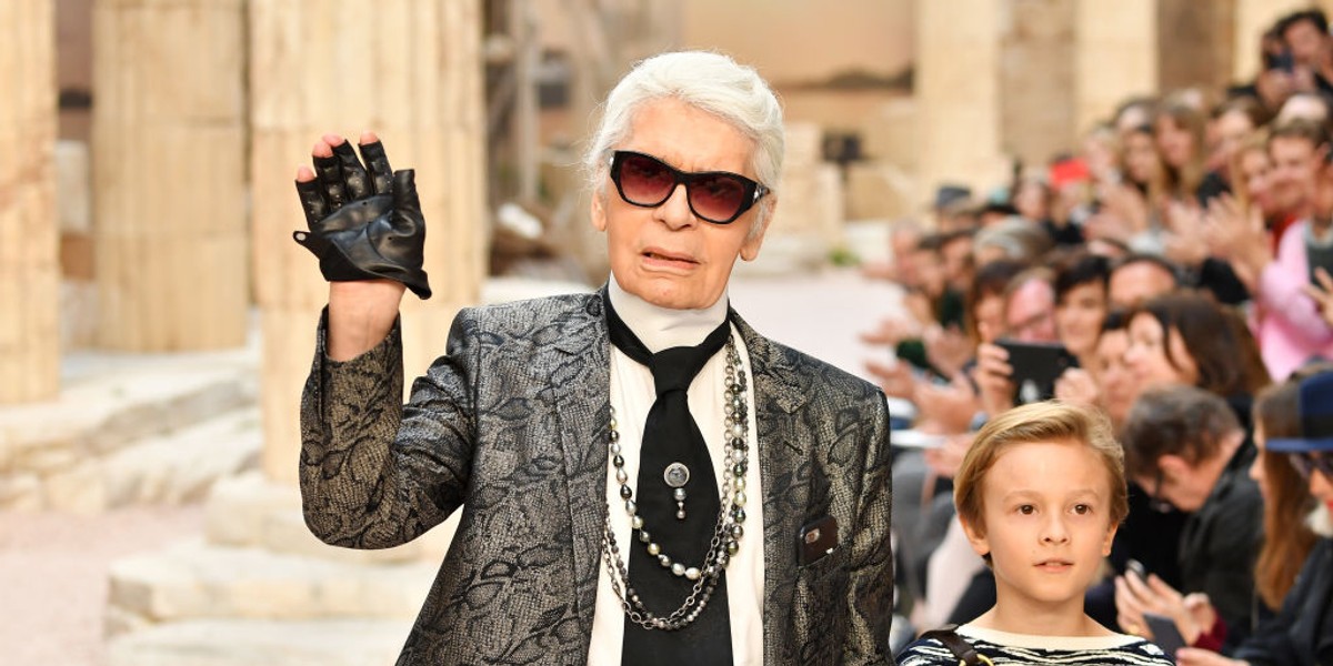 Karl Lagerfeld i siostrzeniec Hudson Kroenig na pokazie Chanel w 2017 r.