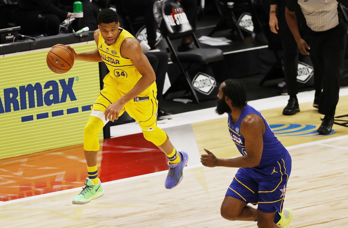 Giannis Antetokounmpo (z lewej) i James Harden