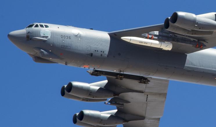 A B-52 neézbombázó szárnya alatt a fehér rakéta az AGM-183A légi indítású gyorsreagálású fegyver (ARRW). / Fotó: U.S. Air Force