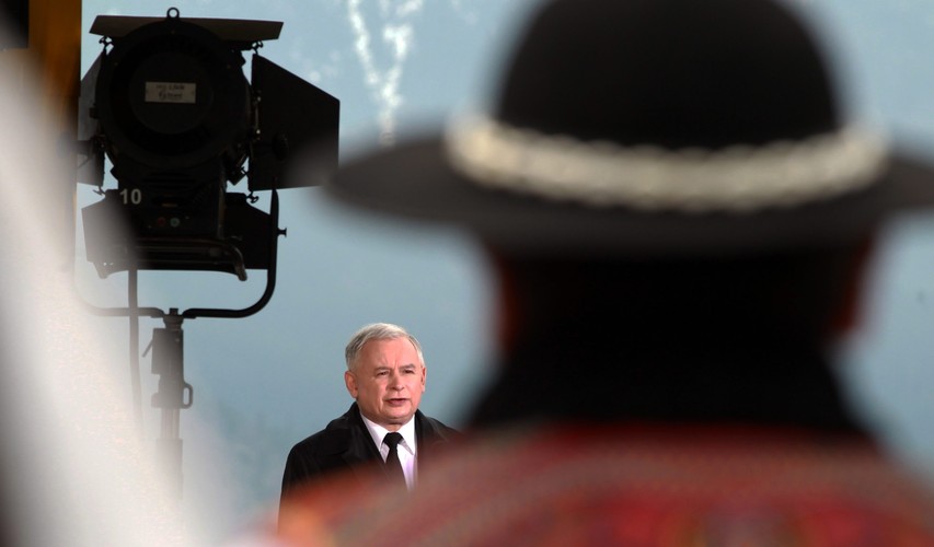 Prezes PiS Jarosław Kaczyński podczas konferencji prasowej, na górnej stacji kolejki linowej na Polanie Szymoszkowej