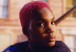 Arlo Parks śpiewa o stracie. Posłuchaj nagrania "Softly"