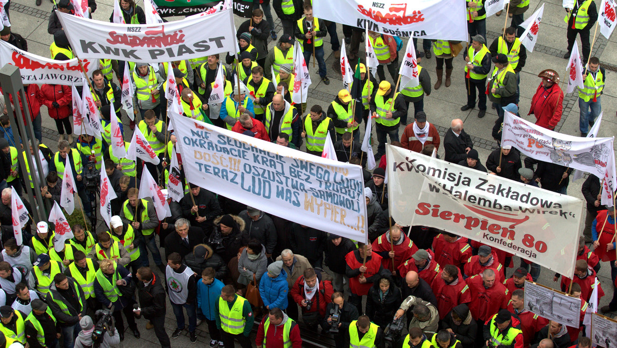 Związkowcy z woj. śląskiego protestowali w Rudzie Śląskiej przeciw PO i PSL, których rząd – jak przekonywali – nie dotrzymał zobowiązań wynikających ze styczniowego porozumienia mającego gwarantować m.in. przyszłość kopalń.