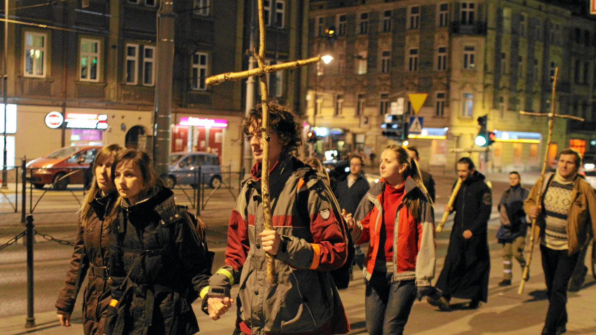 Od piątku do niedzieli w Krakowie będą się odbywać drogi krzyżowe i procesje, które spowodują tymczasowe wstrzymanie ruchu. Najwięcej procesji, bo aż dziewięć, przejdzie ulicami Krakowa w piątek wieczorem.
